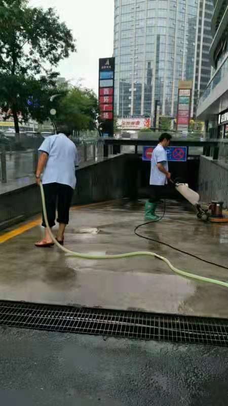 地下室出入口地面沖洗.jpg